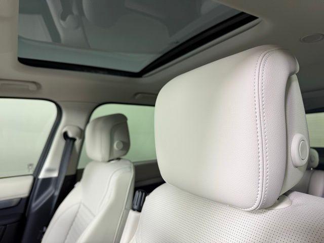 new 2025 Land Rover Discovery car, priced at $76,625