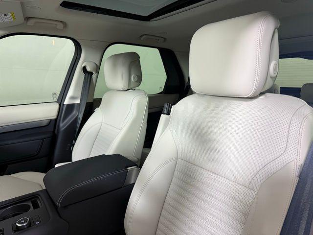 new 2025 Land Rover Discovery car, priced at $76,625