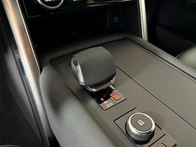 new 2025 Land Rover Discovery car, priced at $79,775