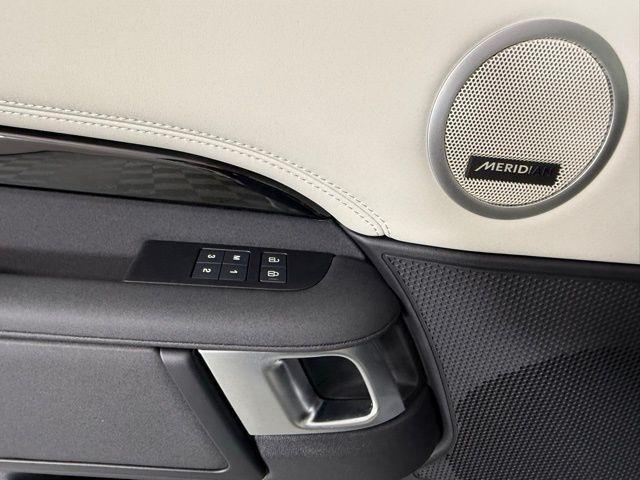 new 2025 Land Rover Discovery car