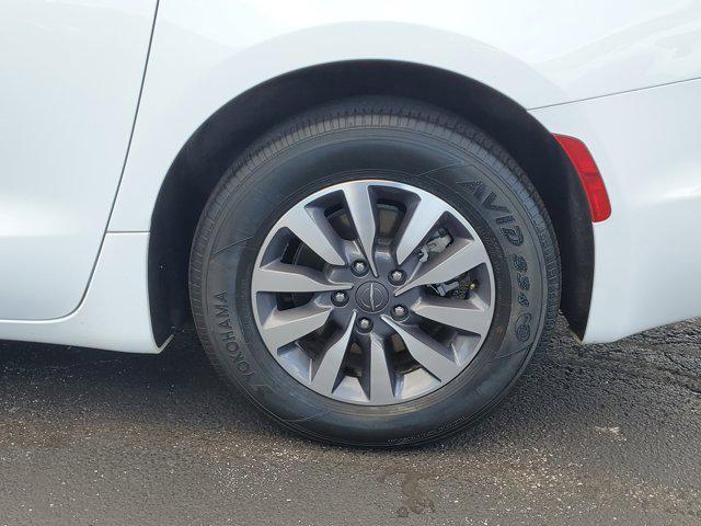 used 2023 Chrysler Pacifica Hybrid car, priced at $28,764