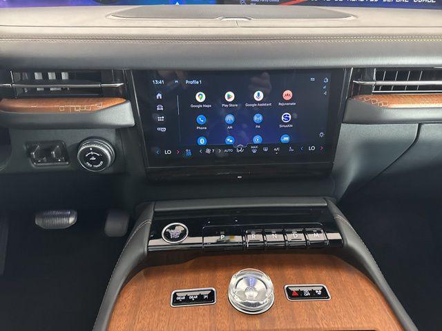 new 2025 Lincoln Navigator car, priced at $123,435