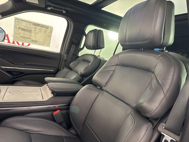 new 2025 Lincoln Navigator car, priced at $102,182
