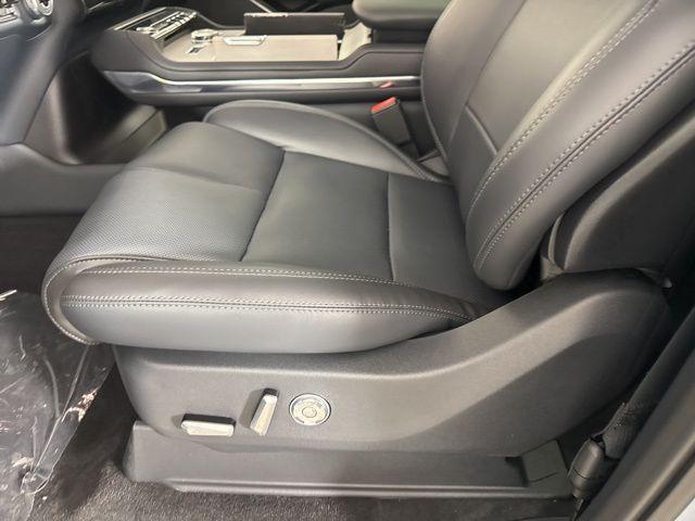 new 2025 Lincoln Navigator car, priced at $104,542