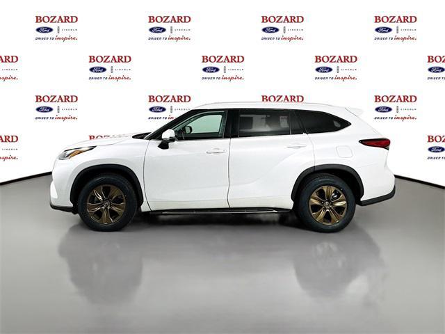 used 2022 Toyota Highlander Hybrid car, priced at $37,000