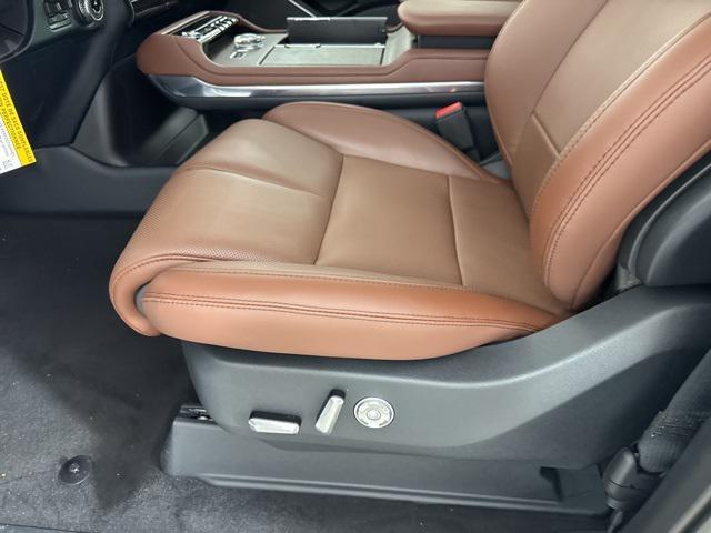 new 2025 Lincoln Navigator car, priced at $106,300