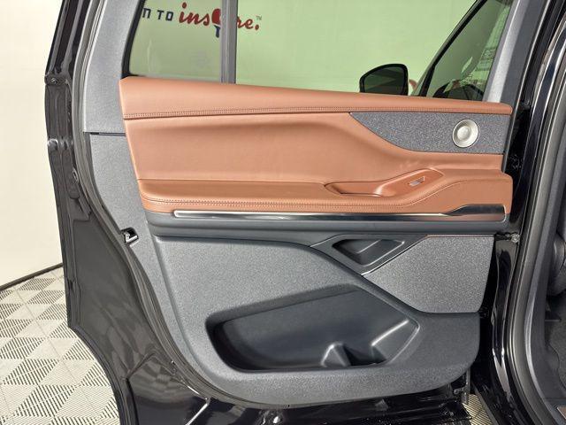new 2025 Lincoln Navigator car, priced at $103,076