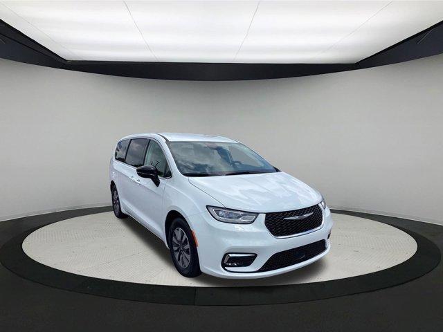used 2024 Chrysler Pacifica Hybrid car