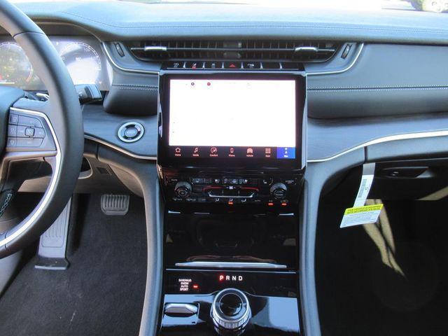 new 2025 Jeep Grand Cherokee car, priced at $45,655