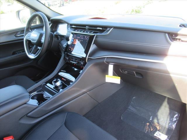 new 2025 Jeep Grand Cherokee car, priced at $38,915