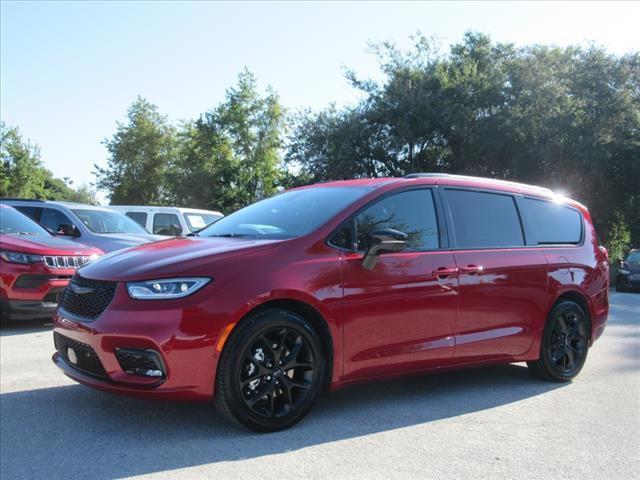 new 2024 Chrysler Pacifica car, priced at $39,435