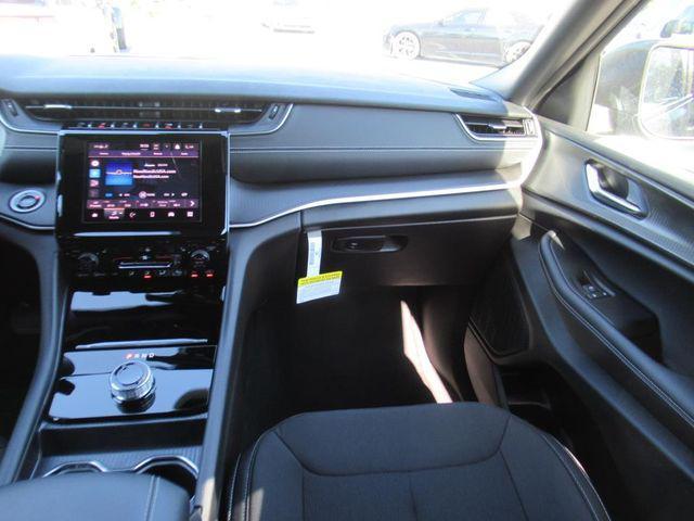 new 2025 Jeep Grand Cherokee car, priced at $38,915