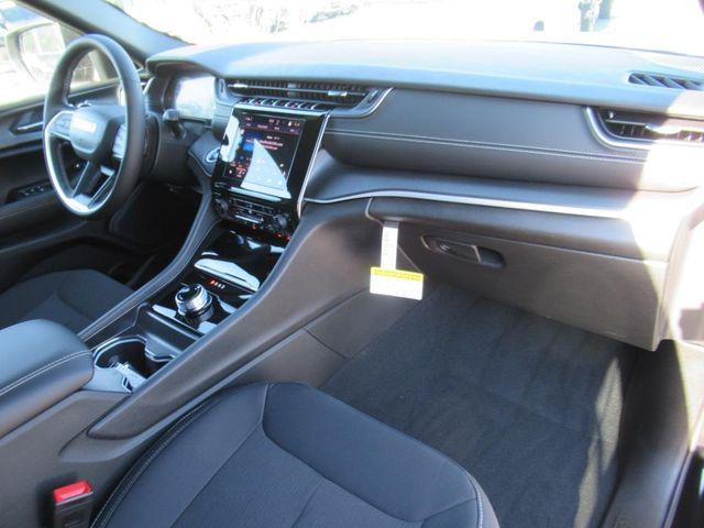 new 2025 Jeep Grand Cherokee car, priced at $38,915