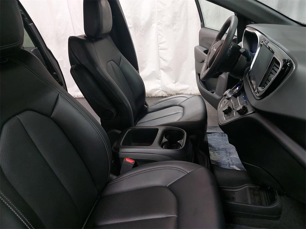 used 2025 Chrysler Pacifica car, priced at $32,500