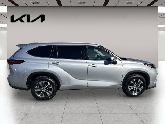 used 2022 Toyota Highlander car, priced at $35,395