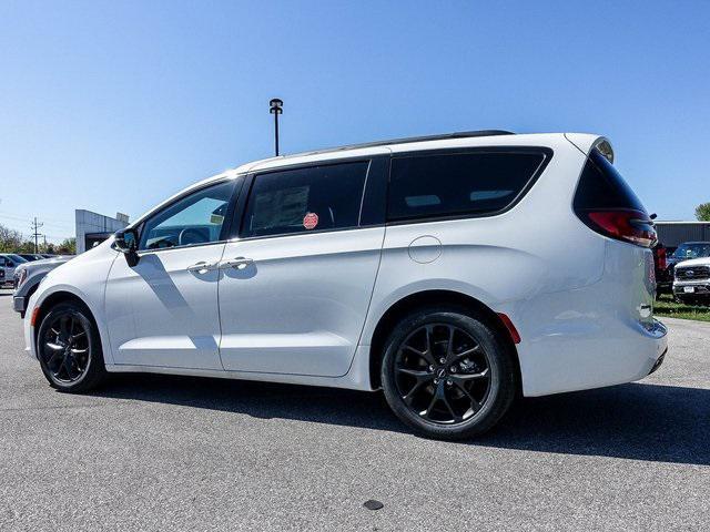 new 2024 Chrysler Pacifica car, priced at $41,831