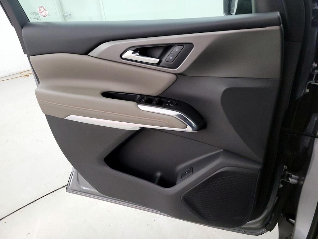 used 2025 Chevrolet Traverse car, priced at $38,998