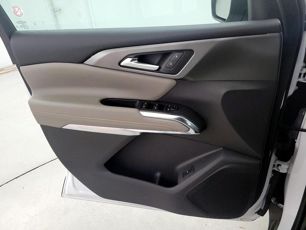 used 2025 Chevrolet Traverse car, priced at $39,998