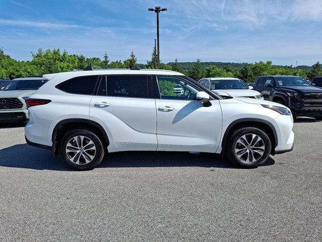 used 2022 Toyota Highlander car, priced at $38,990