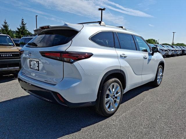 new 2025 Toyota Highlander car, priced at $52,528