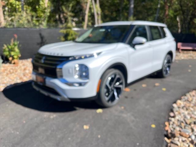 new 2024 Mitsubishi Outlander car, priced at $35,465