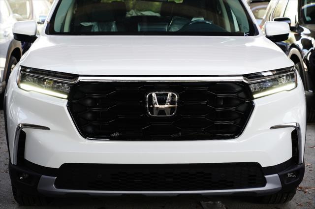 new 2025 Honda Pilot car, priced at $48,595