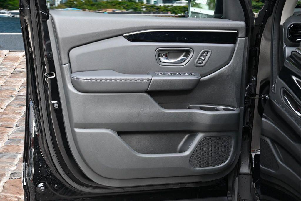 new 2025 Honda Pilot car, priced at $44,695