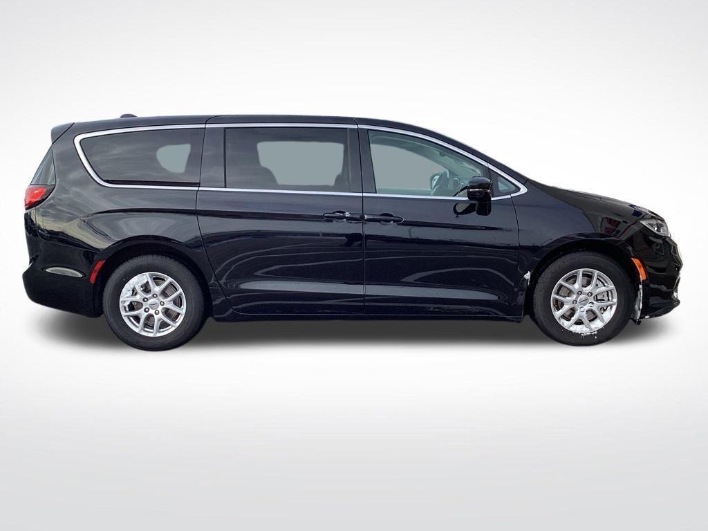 used 2024 Chrysler Pacifica car, priced at $29,961