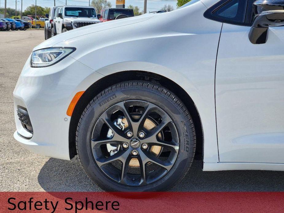 new 2024 Chrysler Pacifica car, priced at $51,125