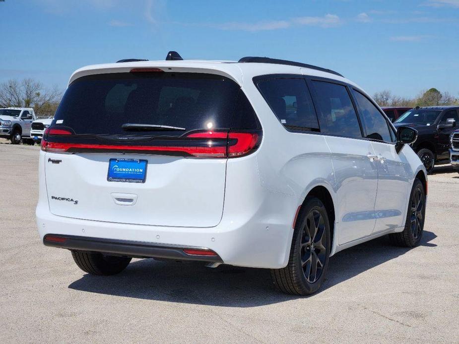new 2024 Chrysler Pacifica car, priced at $44,646