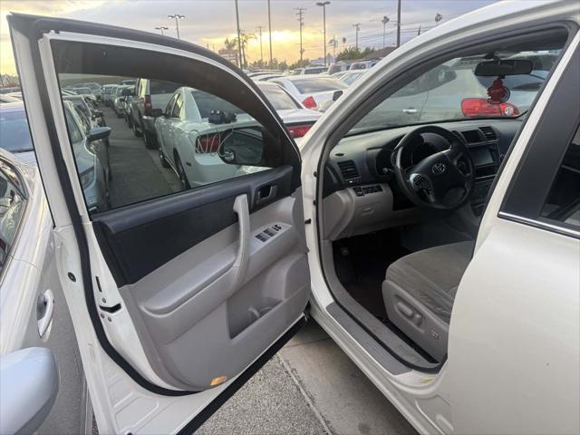 used 2013 Toyota Highlander car, priced at $10,950