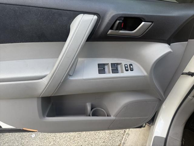 used 2013 Toyota Highlander car, priced at $10,950