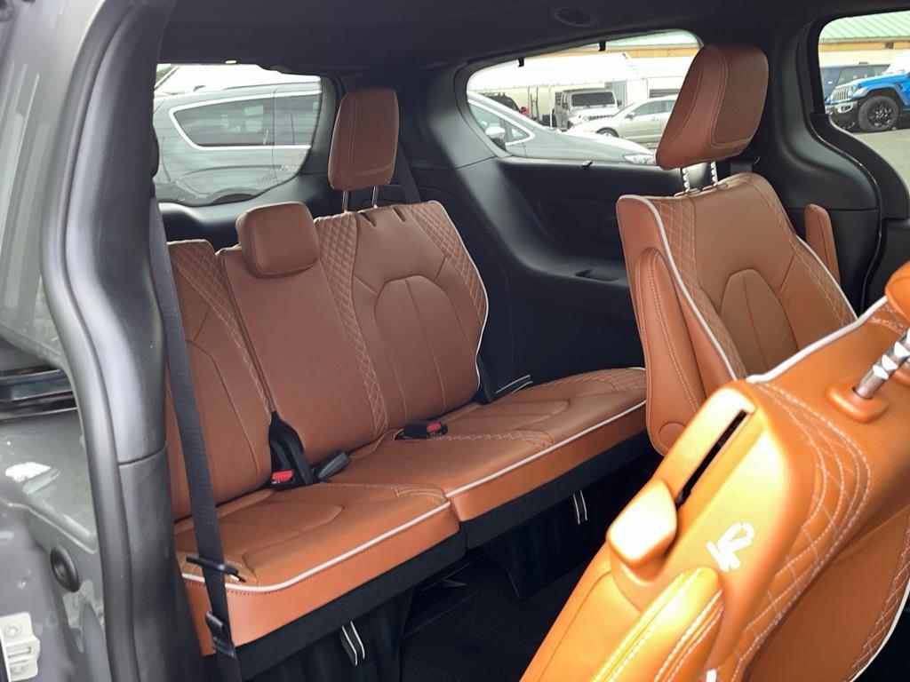 new 2025 Chrysler Pacifica Hybrid car, priced at $48,114