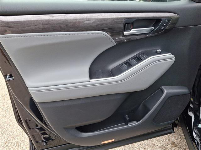 new 2025 Toyota Highlander car, priced at $55,253
