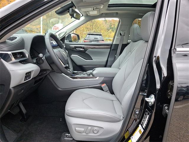 new 2025 Toyota Highlander car, priced at $55,253