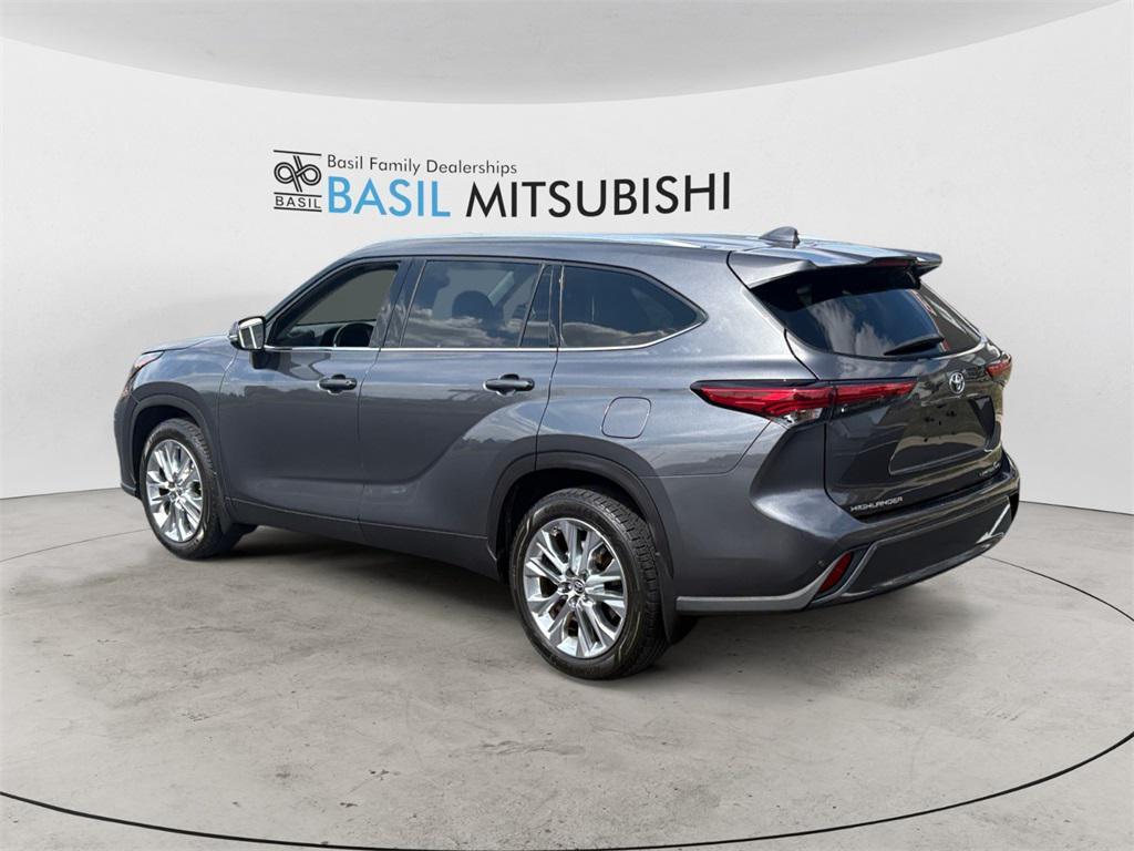 used 2020 Toyota Highlander car, priced at $32,999