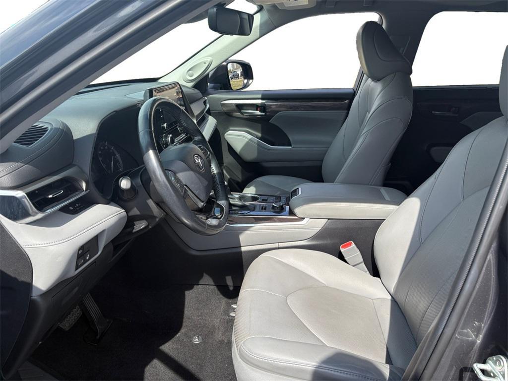 used 2020 Toyota Highlander car, priced at $32,999