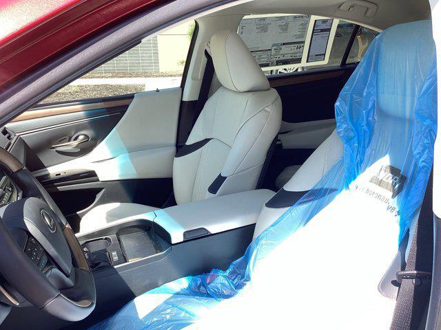 new 2025 Lexus ES 300h car, priced at $50,269