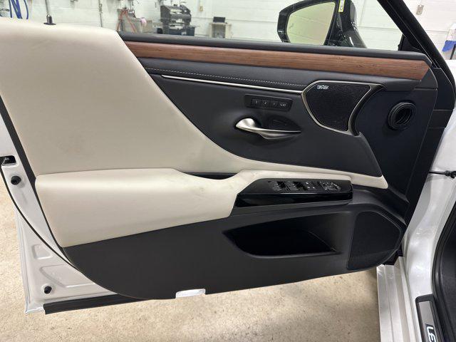 new 2025 Lexus ES 350 car, priced at $52,045