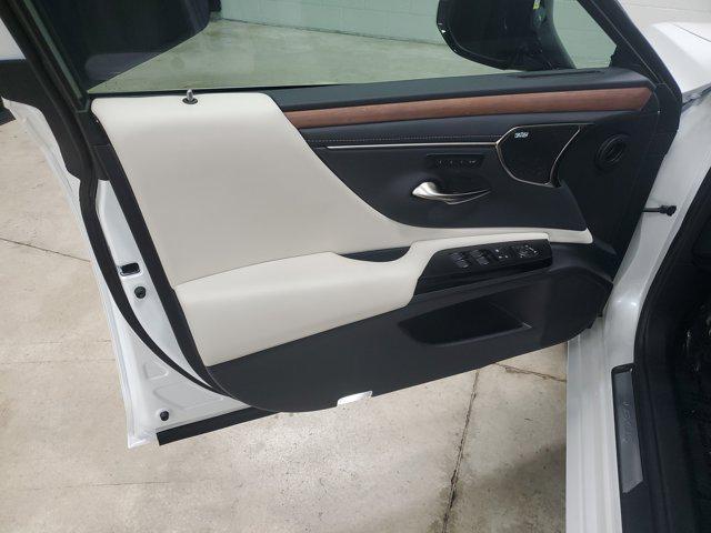 new 2025 Lexus ES 300h car, priced at $54,509