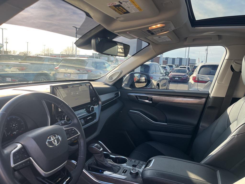 used 2023 Toyota Highlander car, priced at $44,991