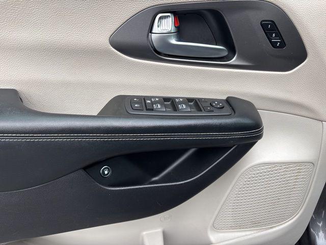 used 2022 Chrysler Pacifica Hybrid car, priced at $18,787