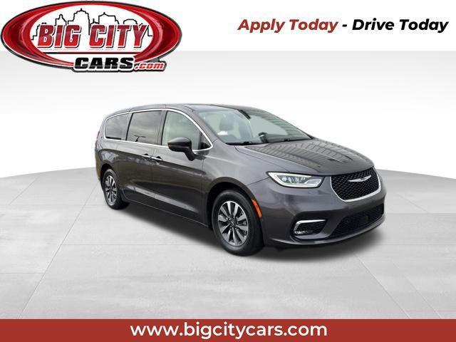 used 2022 Chrysler Pacifica Hybrid car, priced at $18,787