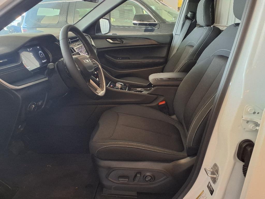 new 2025 Jeep Grand Cherokee L car
