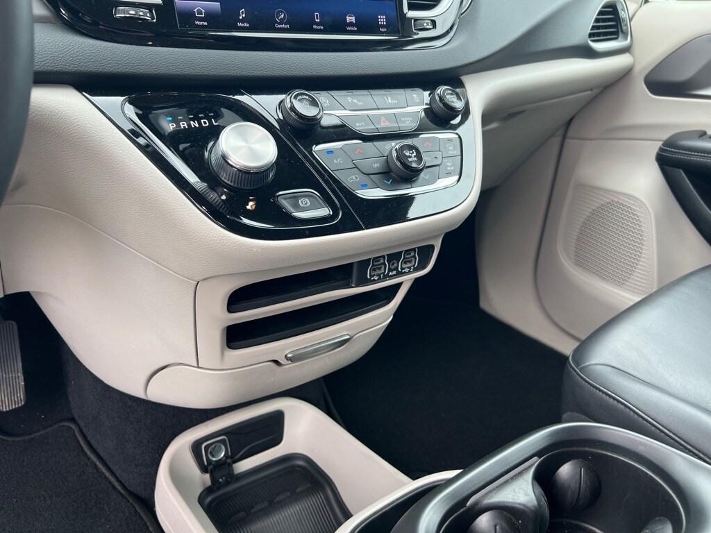 used 2023 Chrysler Pacifica car