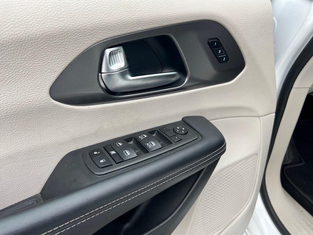 used 2023 Chrysler Pacifica car