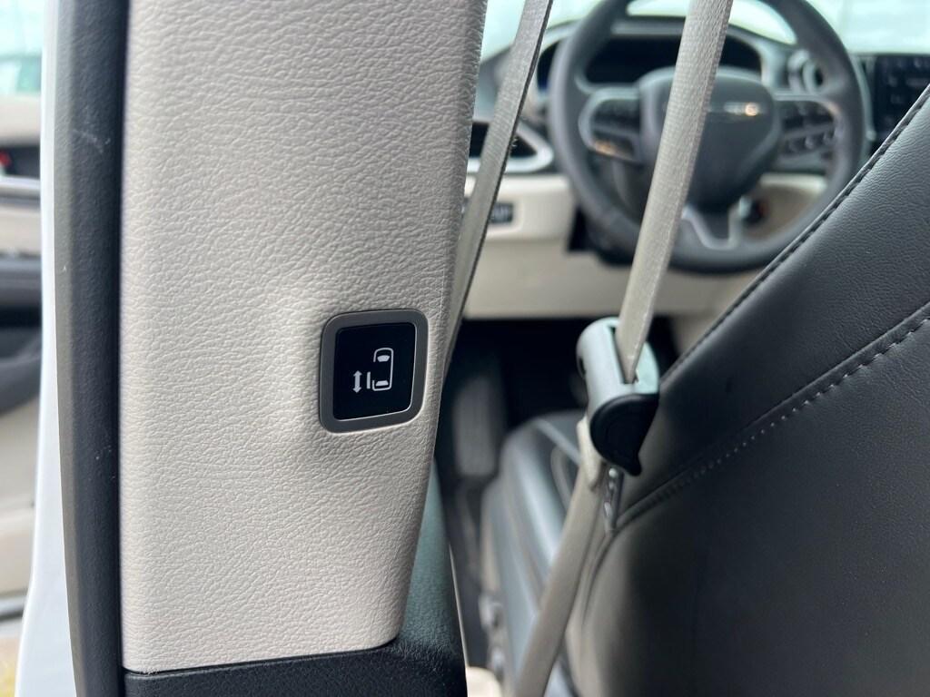 used 2023 Chrysler Pacifica car