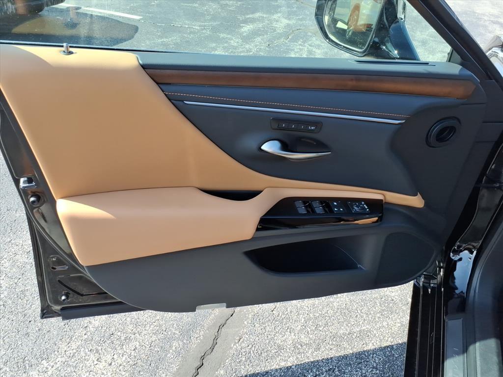 new 2025 Lexus ES 300h car, priced at $50,744