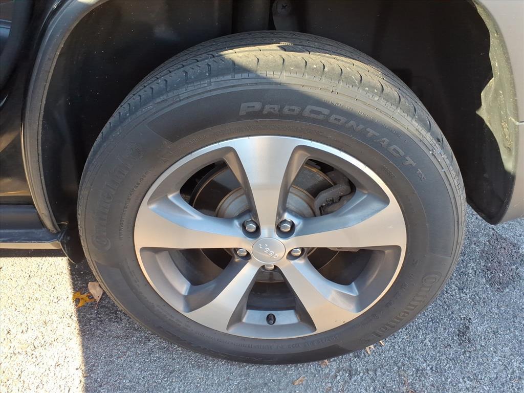 used 2020 Jeep Cherokee car, priced at $19,250