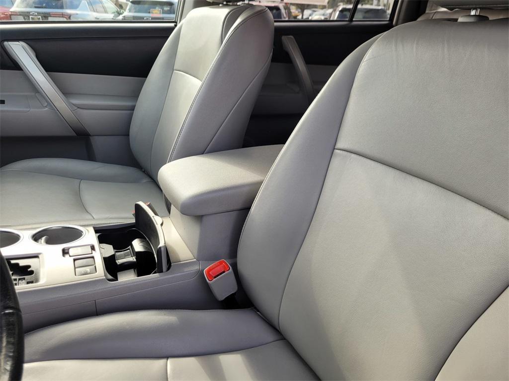 used 2013 Toyota Highlander car, priced at $13,566